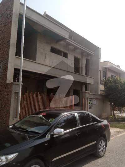 الرزاق رائلز ساہیوال میں 7 کمروں کا 10 مرلہ مکان 2.5 کروڑ میں برائے فروخت۔