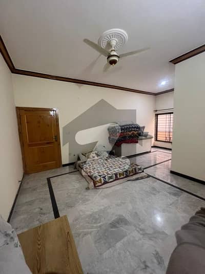 بنی گالہ اسلام آباد میں 6 کمروں کا 2 کنال مکان 2.5 لاکھ میں کرایہ پر دستیاب ہے۔