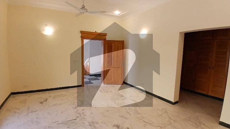 ای ۔ 11 اسلام آباد میں 8 کمروں کا 1 کنال مکان 4.5 لاکھ میں کرایہ پر دستیاب ہے۔