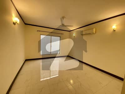 ایف ۔ 8 اسلام آباد میں 6 کمروں کا 1 کنال مکان 10.0 لاکھ میں کرایہ پر دستیاب ہے۔