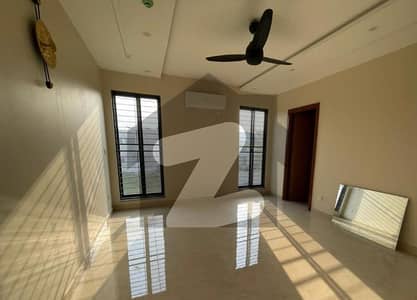 ڈی ایچ اے فیز 4 ڈیفنس (ڈی ایچ اے),لاہور میں 5 کمروں کا 1 کنال مکان 2.9 لاکھ میں کرایہ پر دستیاب ہے۔