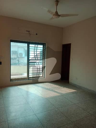1 KANAL LOWER PORTION FOR RENT AT IDEAL LOCATION.
