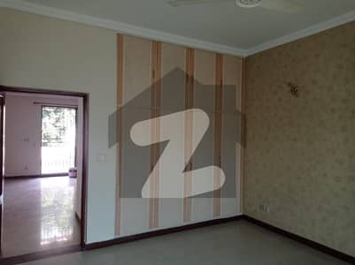 واپڈا ٹاؤن فیز 1 واپڈا ٹاؤن,لاہور میں 4 کمروں کا 10 مرلہ مکان 1.1 لاکھ میں کرایہ پر دستیاب ہے۔