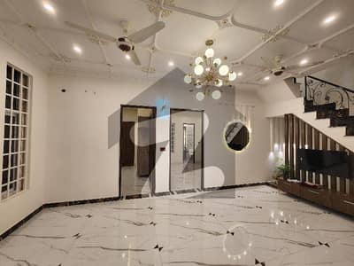 جوہر ٹاؤن فیز 2 جوہر ٹاؤن,لاہور میں 5 کمروں کا 5 مرلہ مکان 3.82 کروڑ میں برائے فروخت۔