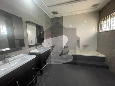 بحریہ ٹاؤن لاہور میں 5 کمروں کا 10 مرلہ مکان 1.1 لاکھ میں کرایہ پر دستیاب ہے۔