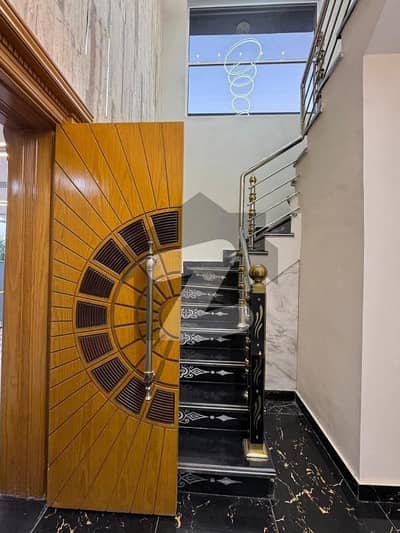 بحریہ ٹاؤن فیز 8 ۔ بلاک ای بحریہ ٹاؤن فیز 8,بحریہ ٹاؤن راولپنڈی,راولپنڈی میں 5 کمروں کا 10 مرلہ مکان 3.3 کروڑ میں برائے فروخت۔