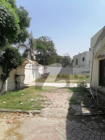 Gulberg 2 Kanal Commercial Paid At 60ft Road Is Available For Sale.