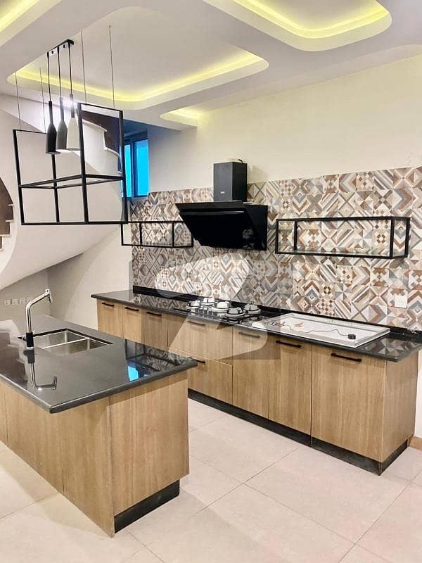 ایف ۔ 7 اسلام آباد میں 6 کمروں کا 1 کنال مکان 11.5 لاکھ میں کرایہ پر دستیاب ہے۔