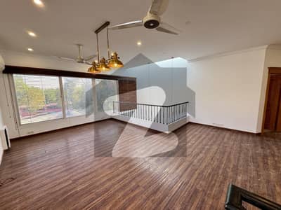 ایف ۔ 7 اسلام آباد میں 5 کمروں کا 1 کنال مکان 8.0 لاکھ میں کرایہ پر دستیاب ہے۔