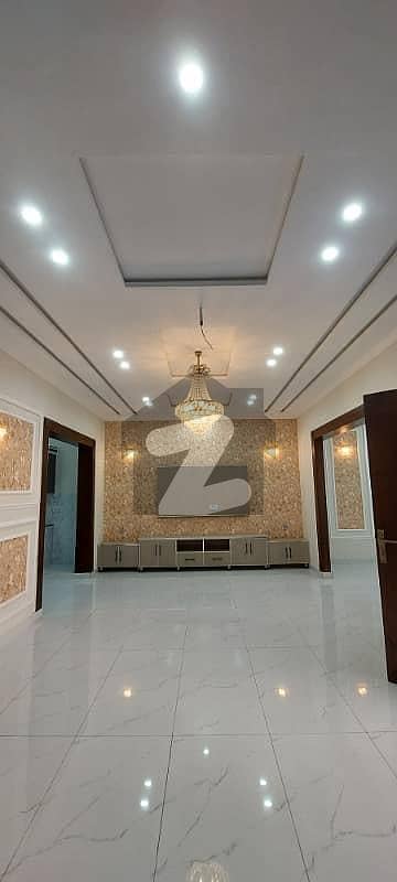 بحریہ ٹاؤن جناح بلاک بحریہ ٹاؤن سیکٹر ای,بحریہ ٹاؤن,لاہور میں 3 کمروں کا 5 مرلہ مکان 2.8 کروڑ میں برائے فروخت۔