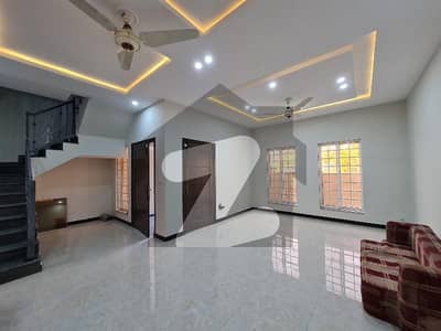 بحریہ ٹاؤن فیز 8 ۔ سفاری ویلی بحریہ ٹاؤن فیز 8,بحریہ ٹاؤن راولپنڈی,راولپنڈی میں 4 کمروں کا 5 مرلہ مکان 1.98 کروڑ میں برائے فروخت۔