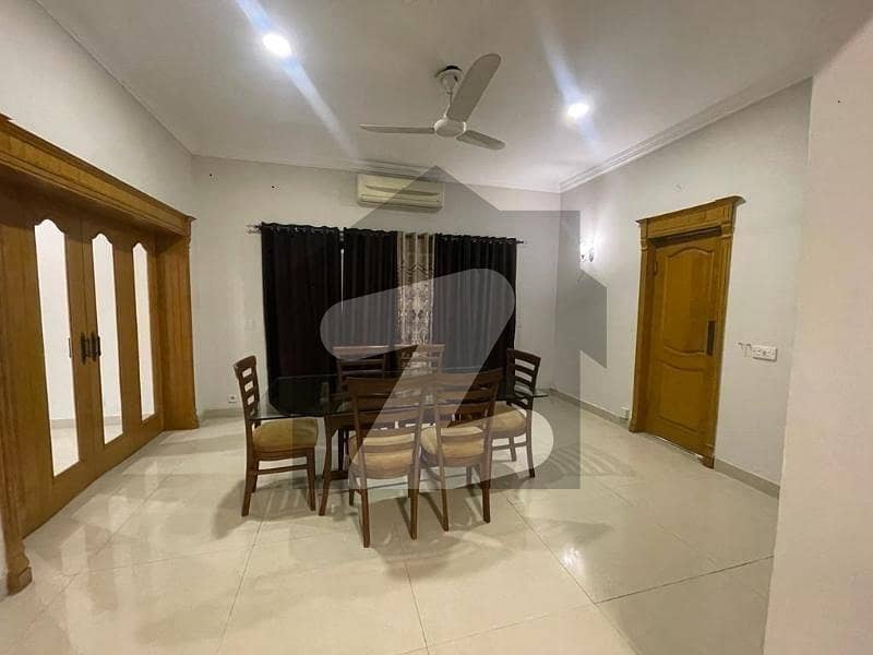 ایف ۔ 8 اسلام آباد میں 4 کمروں کا 1 کنال مکان 7.5 لاکھ میں کرایہ پر دستیاب ہے۔