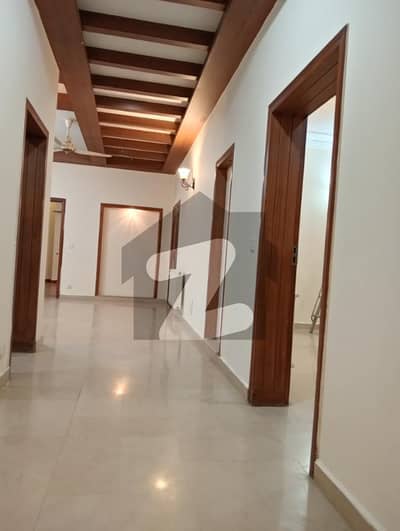 E-11 Beautifull Ground Floor With Seprate Gate 3-Bedrooms DD TvL Kitchen Servant