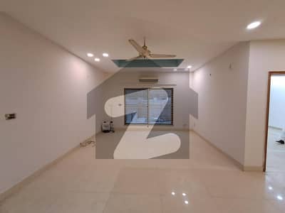 ڈی ایچ اے فیز 3 - بلاک ایکس فیز 3,ڈیفنس (ڈی ایچ اے),لاہور میں 3 کمروں کا 1 کنال زیریں پورشن 1.5 لاکھ میں کرایہ پر دستیاب ہے۔