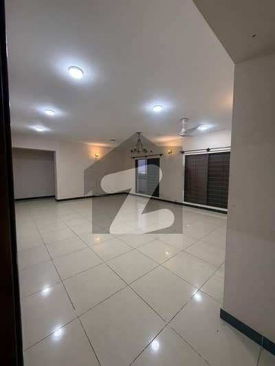 Prime Location Flat Of 350 Square Feet In Karsaz Is Available