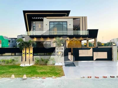 ڈی ایچ اے فیز 7 - بلاک یو فیز 7,ڈیفنس (ڈی ایچ اے),لاہور میں 5 کمروں کا 1 کنال مکان 8.95 کروڑ میں برائے فروخت۔