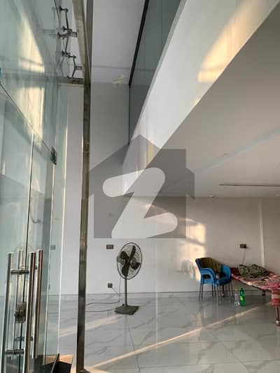 ڈی ایچ اے فیز 8 - کمرشل براڈوے ڈی ایچ اے فیز 8,ڈیفنس (ڈی ایچ اے),لاہور میں 8 مرلہ دفتر 2.5 لاکھ میں کرایہ پر دستیاب ہے۔