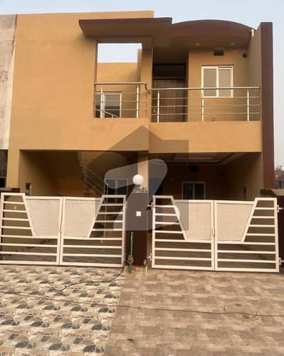 Live Smart, Live Stylish: Elegant 5 Marla House in a Prime Location!