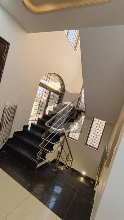 بش ایگزیکٹو ولاز ملتان میں 6 کمروں کا 1 کنال مکان 7.0 کروڑ میں برائے فروخت۔