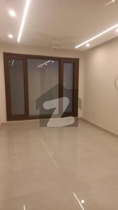 ڈی ایچ اے فیز 8 ڈی ایچ اے ڈیفینس,کراچی میں 3 کمروں کا 4 مرلہ مکان 2.5 لاکھ میں کرایہ پر دستیاب ہے۔