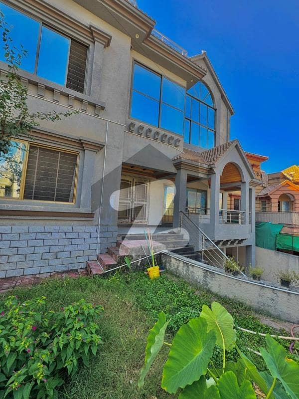 کاغان کالونی ایبٹ آباد میں 7 کمروں کا 14 مرلہ مکان 4.8 کروڑ میں برائے فروخت۔