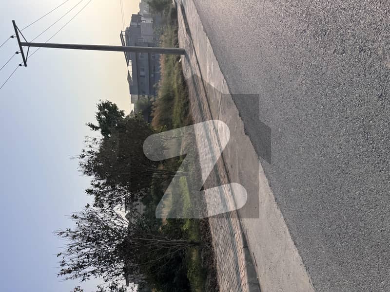 ڈی ۔ 17 اسلام آباد میں 1 کنال رہائشی پلاٹ 2.25 کروڑ میں برائے فروخت۔