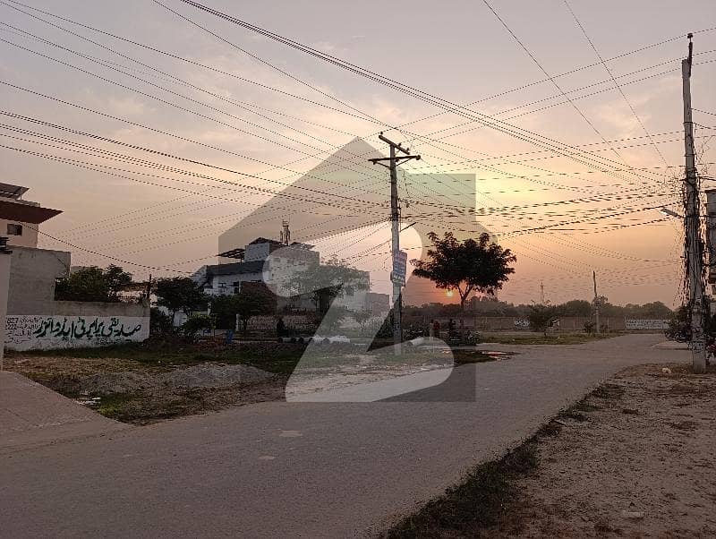 آفیسرز ٹاؤن ملتان میں 4 کمروں کا 10 مرلہ مکان 2.3 کروڑ میں برائے فروخت۔