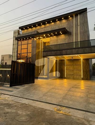 آئی ای پی انجینئرز ٹاؤن لاہور میں 7 کمروں کا 1 کنال مکان 6.5 کروڑ میں برائے فروخت۔