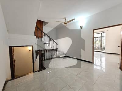 ایف ۔ 7 اسلام آباد میں 3 کمروں کا 1 کنال بالائی پورشن 2.7 لاکھ میں کرایہ پر دستیاب ہے۔