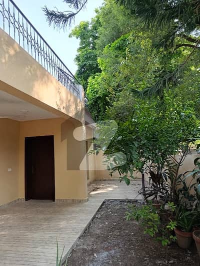 کینٹ لاہور میں 4 کمروں کا 12 مرلہ مکان 2.1 لاکھ میں کرایہ پر دستیاب ہے۔