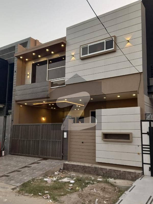 ایڈن ایگزیکیٹو ایڈن گارڈنز,فیصل آباد میں 3 کمروں کا 5 مرلہ مکان 2.2 کروڑ میں برائے فروخت۔