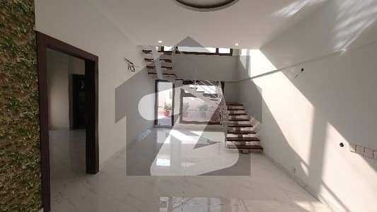 شاہراہِ قائدین کراچی میں 5 کمروں کا 18 مرلہ فلیٹ 8.5 کروڑ میں برائے فروخت۔