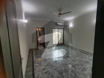 ڈی ایچ اے فیز 2 - بلاک آر فیز 2,ڈیفنس (ڈی ایچ اے),لاہور میں 6 کمروں کا 1 کنال مکان 2.4 لاکھ میں کرایہ پر دستیاب ہے۔ ڈی ایچ اے فیز 2 - بلاک آر فیز 2,ڈیفنس (ڈی ایچ اے),لاہور میں 6 کمروں کا 1 کنال مکان 2.4 لاکھ میں کرایہ پر دستیاب ہے۔