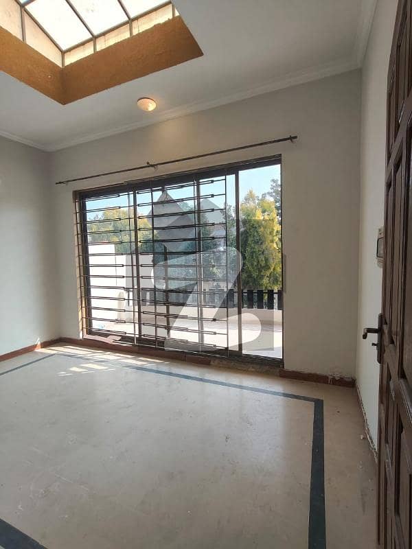 ای ۔ 11 اسلام آباد میں 5 کمروں کا 10 مرلہ مکان 2.6 لاکھ میں کرایہ پر دستیاب ہے۔