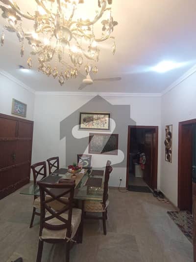 یو ای ٹی ہاؤسنگ سوسائٹی لاہور میں 5 کمروں کا 10 مرلہ مکان 3.6 کروڑ میں برائے فروخت۔