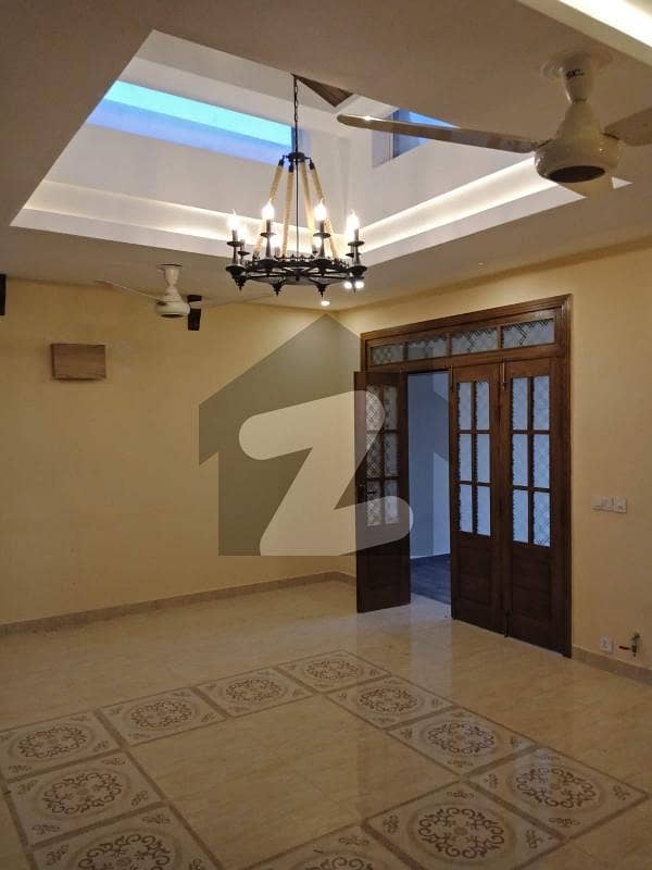 BEAUTIFUL LOCATION UPPER PORTION FOR RENT