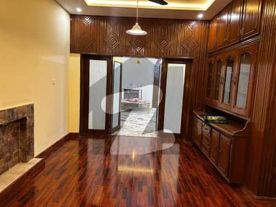 ایف ۔ 8 اسلام آباد میں 5 کمروں کا 1 کنال مکان 6.8 لاکھ میں کرایہ پر دستیاب ہے۔