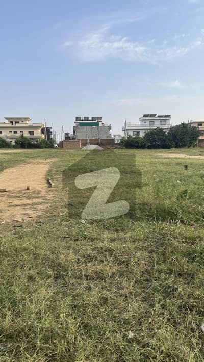 I-14/1 Top Location Plot For Sale (Park Phase 50 Feet Street)