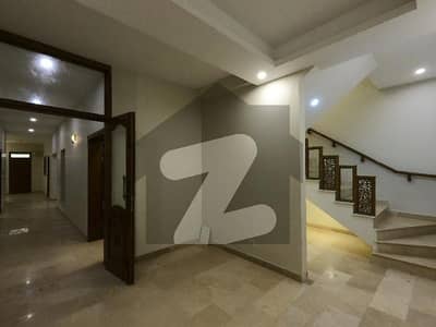 ڈی ۔ 12 اسلام آباد میں 7 کمروں کا 14 مرلہ مکان 13.5 کروڑ میں برائے فروخت۔