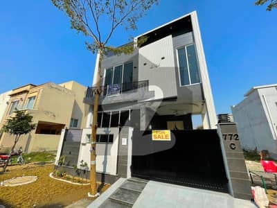 ڈی ایچ اے 9 ٹاؤن ڈیفنس (ڈی ایچ اے),لاہور میں 3 کمروں کا 5 مرلہ مکان 2.0 کروڑ میں برائے فروخت۔