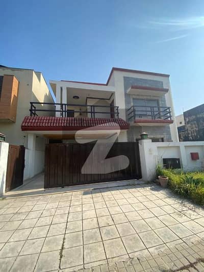 بحریہ ٹاؤن فیز 8 بحریہ ٹاؤن راولپنڈی,راولپنڈی میں 5 کمروں کا 10 مرلہ مکان 3.37 کروڑ میں برائے فروخت۔