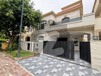 بحریہ انکلیو - سیکٹر سی 1 بحریہ انکلیو,بحریہ ٹاؤن,اسلام آباد میں 5 کمروں کا 10 مرلہ مکان 5.5 کروڑ میں برائے فروخت۔