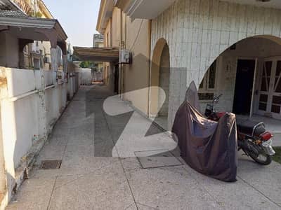 ایف ۔ 10 اسلام آباد میں 6 کمروں کا 1 کنال مکان 16.9 کروڑ میں برائے فروخت۔