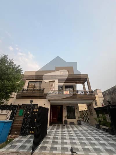 بحریہ آرچرڈ فیز 1 ۔ سدرن بحریہ آرچرڈ فیز 1,بحریہ آرچرڈ,لاہور میں 5 کمروں کا 10 مرلہ مکان 3.9 کروڑ میں برائے فروخت۔