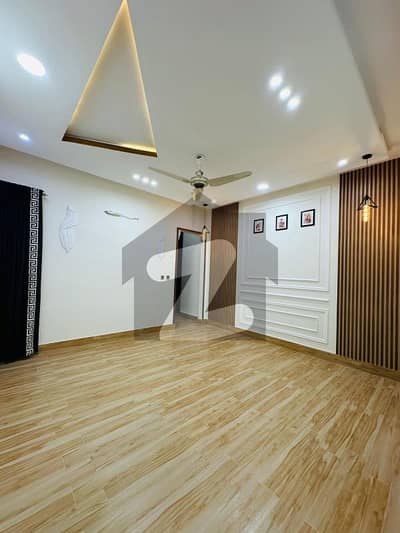 واپڈا ٹاؤن فیز 1 واپڈا ٹاؤن,ملتان میں 4 کمروں کا 8 مرلہ مکان 2.8 کروڑ میں برائے فروخت۔