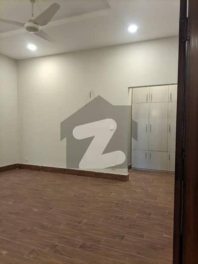 ملتان پبلک سکول روڈ ملتان میں 5 کمروں کا 16 مرلہ مکان 1.3 لاکھ میں کرایہ پر دستیاب ہے۔