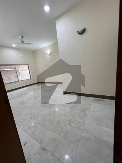 10 MARLA BEAUTIFULL NEW GROUND PORTION AVAILBLE FOR RENT