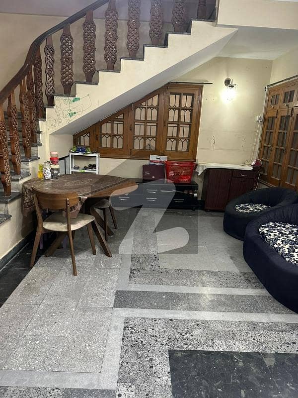 باتھ آئی لینڈ کراچی میں 6 کمروں کا 10 مرلہ مکان 9.0 کروڑ میں برائے فروخت۔