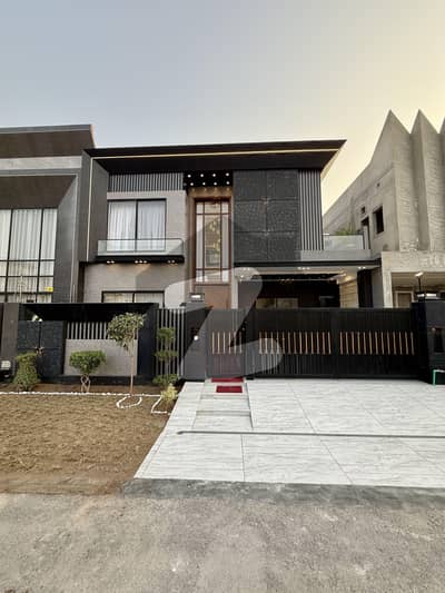 10 Marla Top Notch Finishing Beautiful House Available For Sale