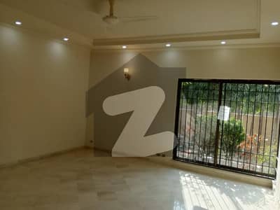 ضرار شہید روڈ کینٹ,لاہور میں 7 کمروں کا 1 کنال مکان 7.8 کروڑ میں برائے فروخت۔